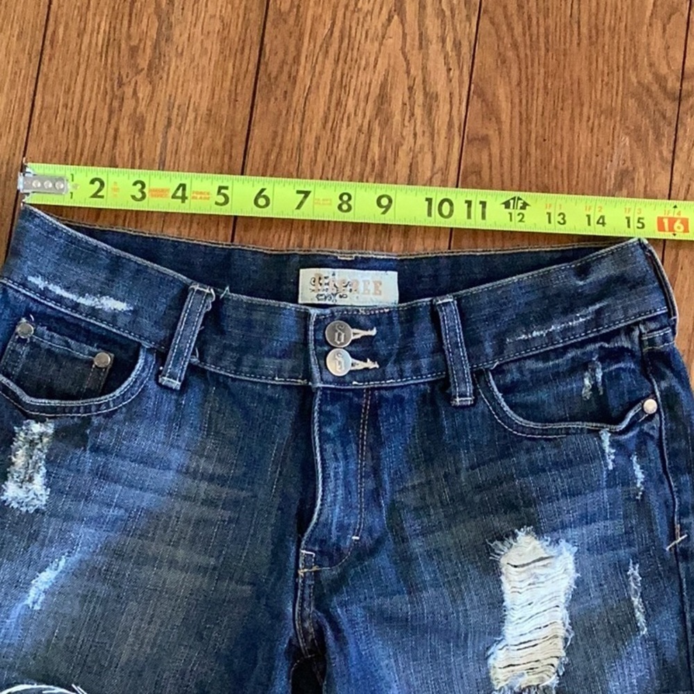 Decree distressed, medium wash denim blue jean shorts. Size 7 - Picture 10 of 12